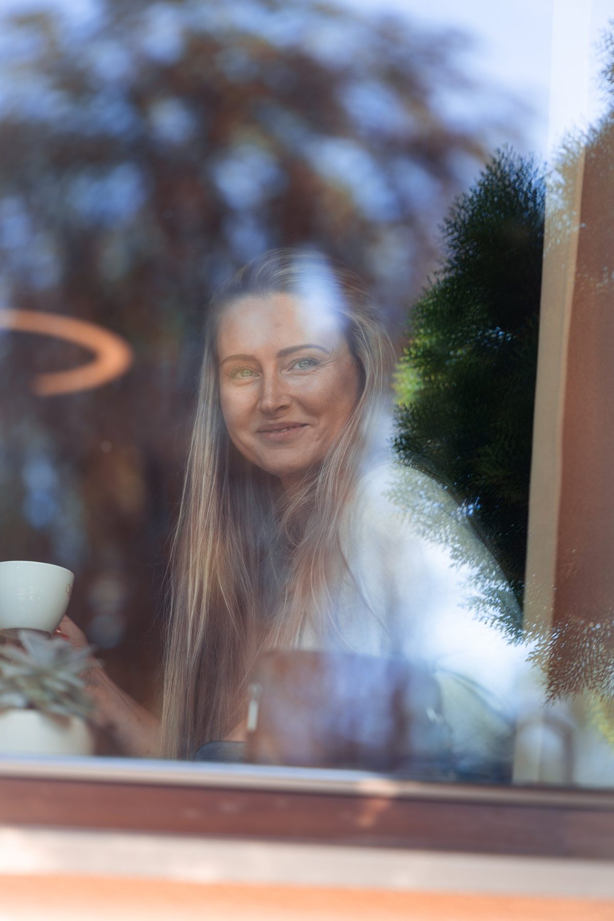 Žena s kávou v ranní kavárně — atmosféra moderního marketingu
